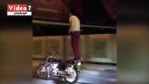 تداول فيديو على مواقع التواصل لشاب يستقل دراجة بخارية بطريقة جنونية