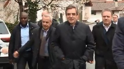 François Fillon cible de jets d’œufs.