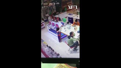 Ngán ngẩm cảnh bé gái trộm điện thoại trong siêu thị