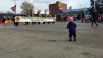 Ce bébé adore les parades... Réaction hilarante