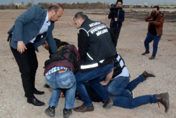 Önce Araçla Sonra Yaya Kaçtı: 30 Kilo Esrarla Yakalandı