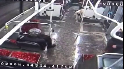 Türk Bayrağına Çirkin Saldırı Kamerada!