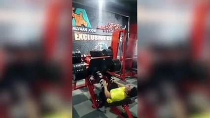En voulant repousser ses limites, un bodybuildeur se casse la jambe à la presse à cuissesfr