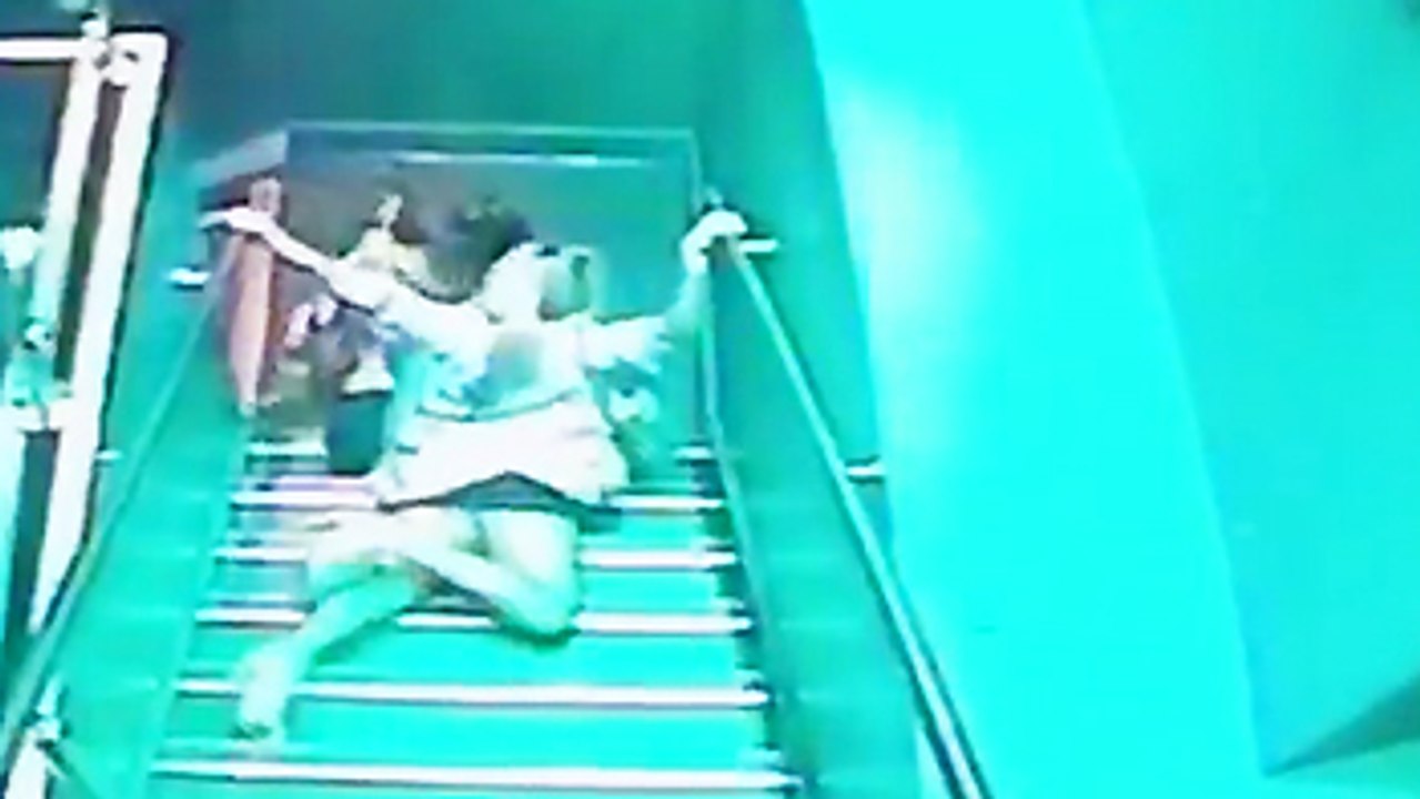 Une femme tombe avec classe dans les escaliers d'une boite de nuit