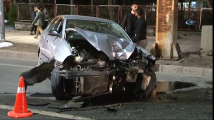 Otomobil Yaya Geçidinin Kolonlarına Çarptı