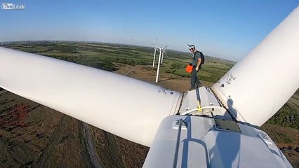 Cet homme fait un base-jump depuis la pale d'une hélice éolienne