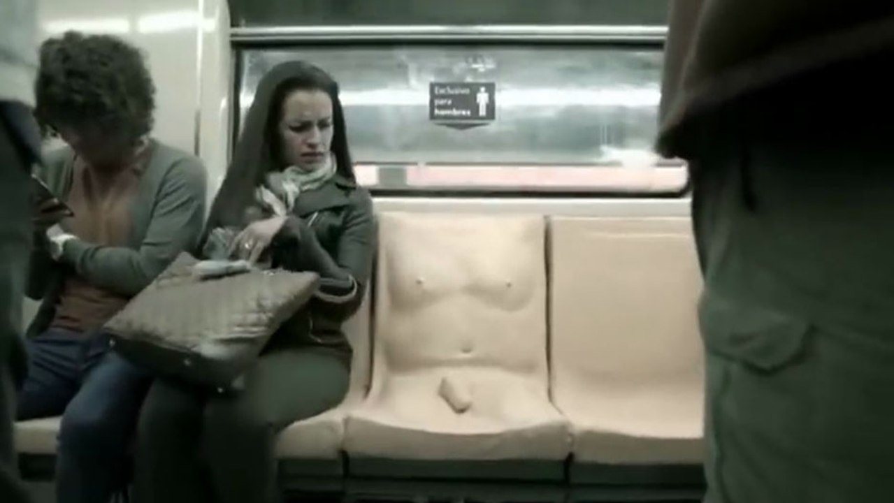 Des sièges aux allures d'homme dans le métro mexicain