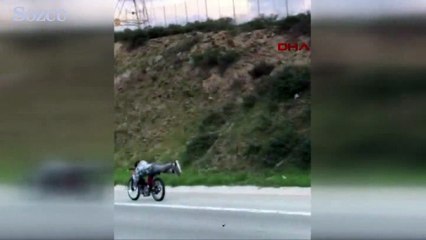 Motosikletle tehlikeli yolculuk