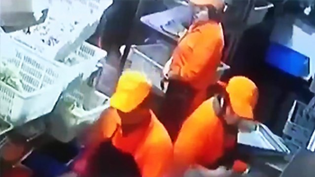 Un homme vient de se faire licencier et ébouillante l'une de ses collègues de travail