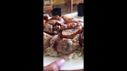 Ce qu'elle découvre dans son assiette dans un restaurant chinois est à vomir