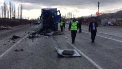 Malatya Kamyon Yolcu Otobüsüne Arkadan Çarptı: 9 Yaralı