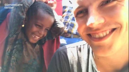 À la descente de l'avion humanitaire, Jérôme Jarre s'est déjà fait une amie