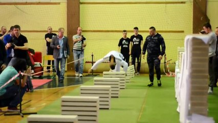 Il casse 111 briques en 35 secondes...Avec sa tête !