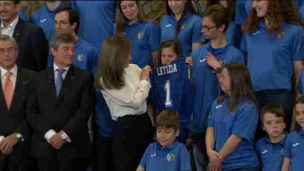La Reina recibe a una representación del equipo del Estudiantes