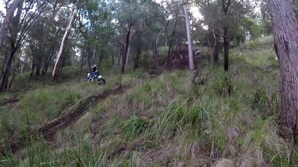 Une pierre de plusieurs kilos surgis de n'importe où et percute un homme à moto cross