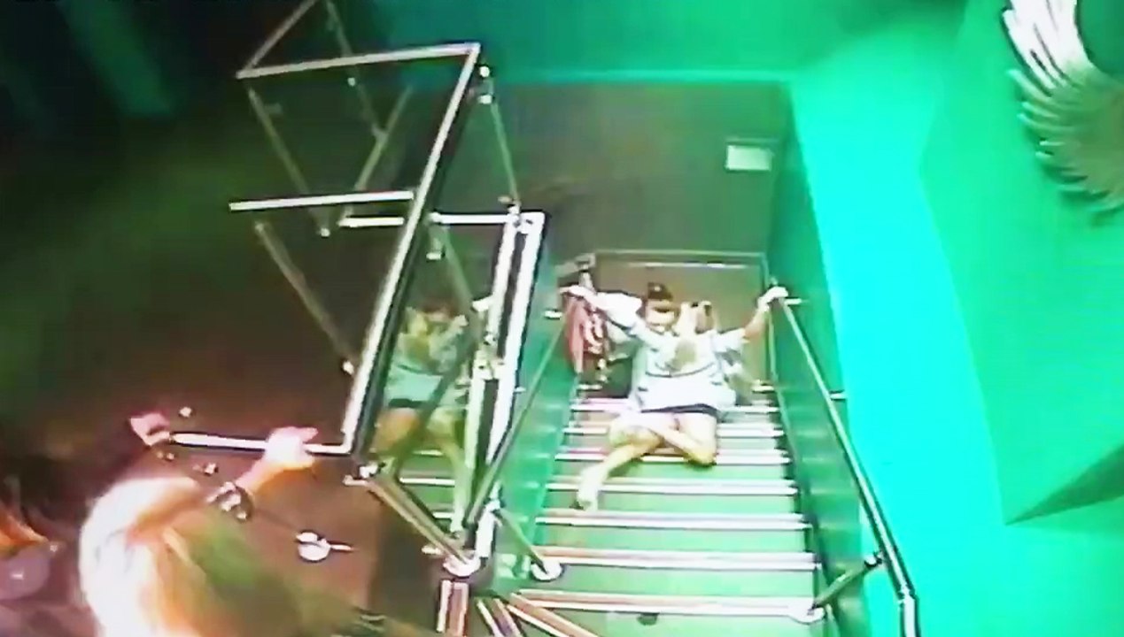 Une femme tombe avec classe dans les escaliers d'une boite de nuit