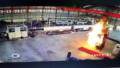 Ce chariot élévateur prend feu subitement alors qu'un ouvrier est dedans.