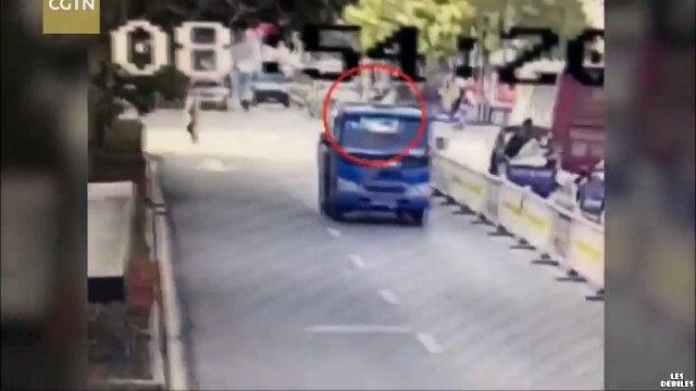 Un policier tente d'arrêter un tuk-tuk qui ne veut pas s'arrêter