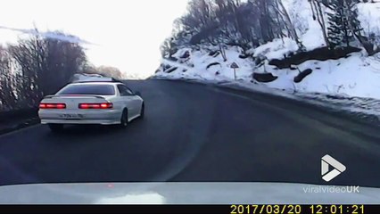 Terrible accident de voiture sur une route glissante en Russie
