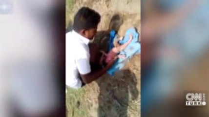 Canlı canlı toprağa gömülen bebeği son anda kurtardılar