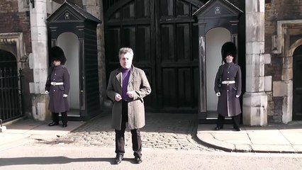 Un garde royal hurle sur un touriste français très pénible