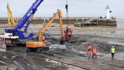 Île de Ré : opération de sauvetage d'une pelleteuse envasée dans le port de La Flotte