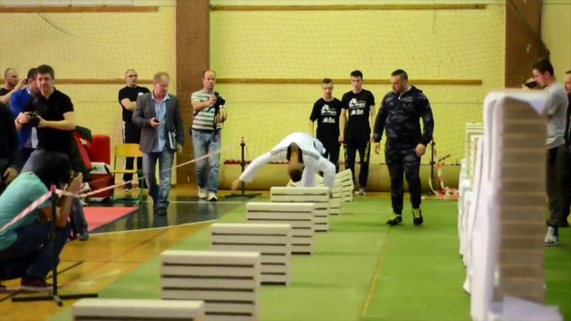 Ce jeune va casser 111 briques avec sa tête en 35 secondes