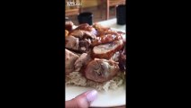 Regardez ce qu'elle découvre dans son assiette dans un resto chinois : horrible