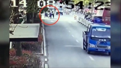 Un flic essaie de stopper un tuc-tuc !