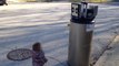 Cette fillette rencontre un robot... Enfin presque! Adorable