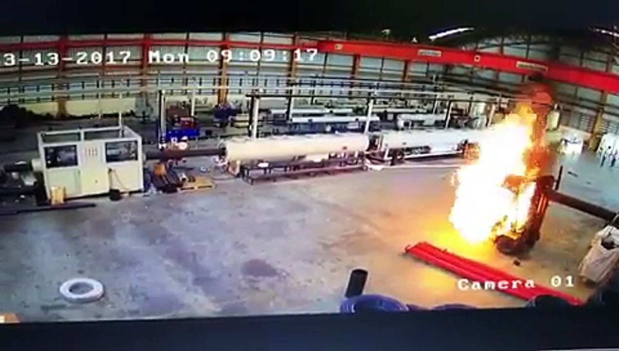 Un ouvrier a la peur de sa vie quand son chariot élévateur prend subitement fe