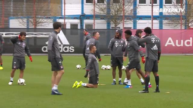 Ribéry leva caneta de Rafinha em roda de bobinho do Bayern e é zoado