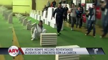 Joven revienta 111 bloques de concreto con su cabeza