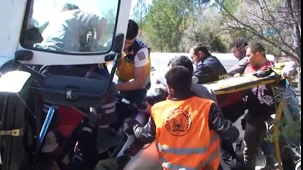 Devrilen Tırda Sıkışan Sürücü 3 Saatte Çıkartıldı