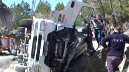 Hisarcık'ta Devrilen Tırda Sıkışan Sürücü 3 Saatte Çıkartıldı