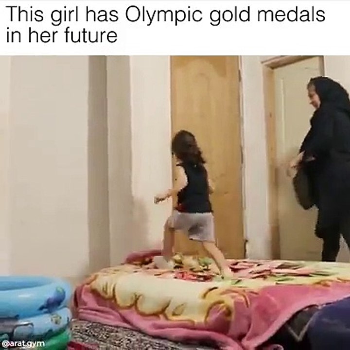 À son jeune âge, cette petite fille grimpe sur un mur d’environ 2 mètres en un temps record