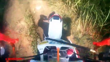 Un gars à poil saute sur un motard et l'agresse