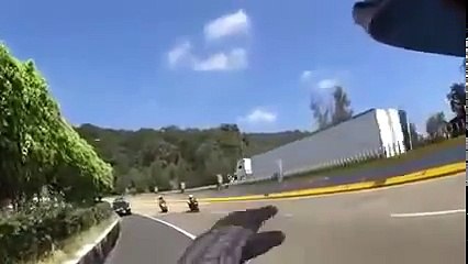 Si schianta sul guardrail finendo nella corsia opposta. La moto va in mille pezzi, e lui...