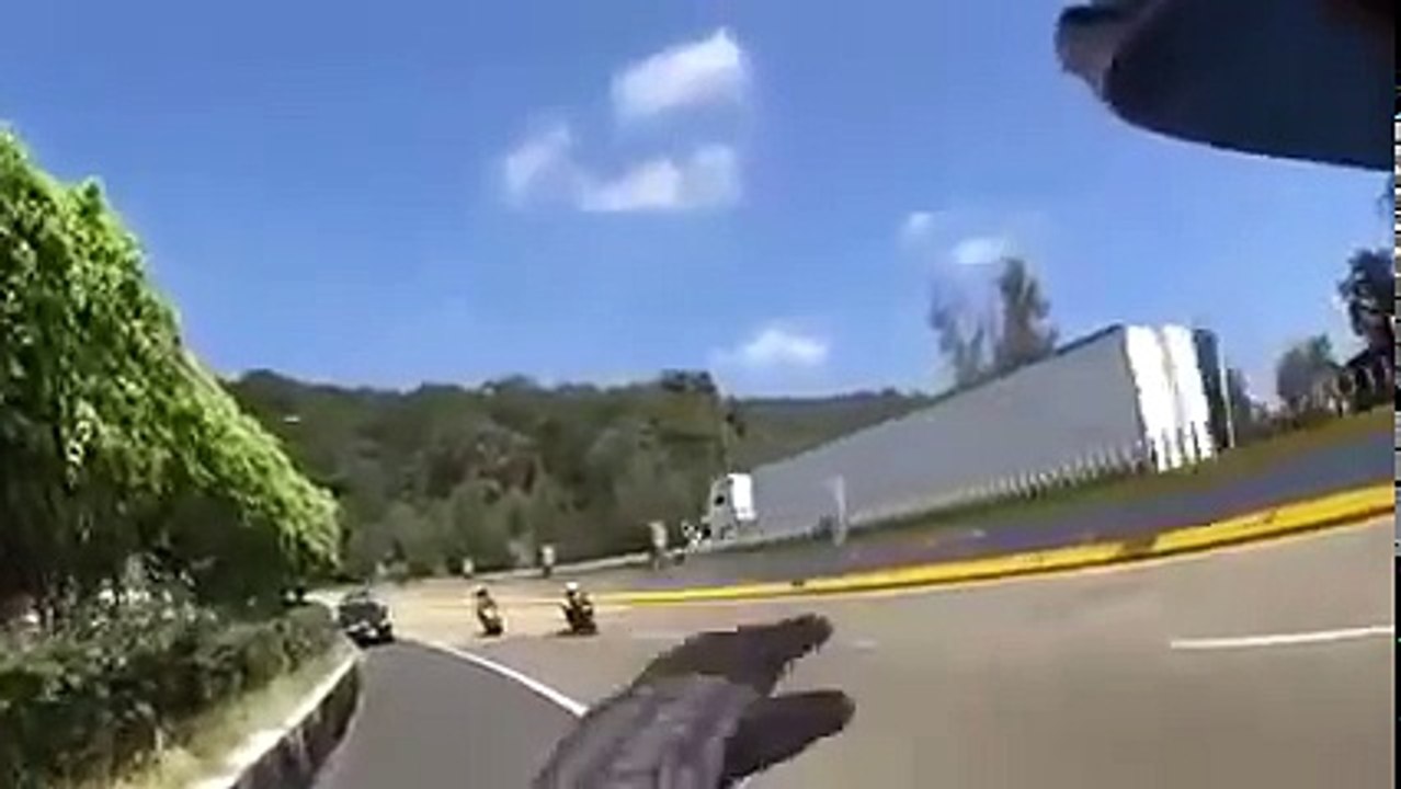 Si schianta sul guardrail finendo nella corsia opposta. La moto va in mille pezzi, e lui...
