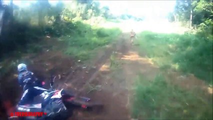 Croiser un mini-homme en moto en Indonésie !!