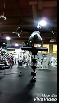 Pompes verticales sur une boule de Gym en équilibre !