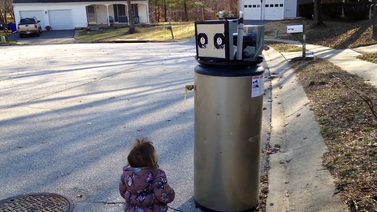 Rayna meets a 'robot'.