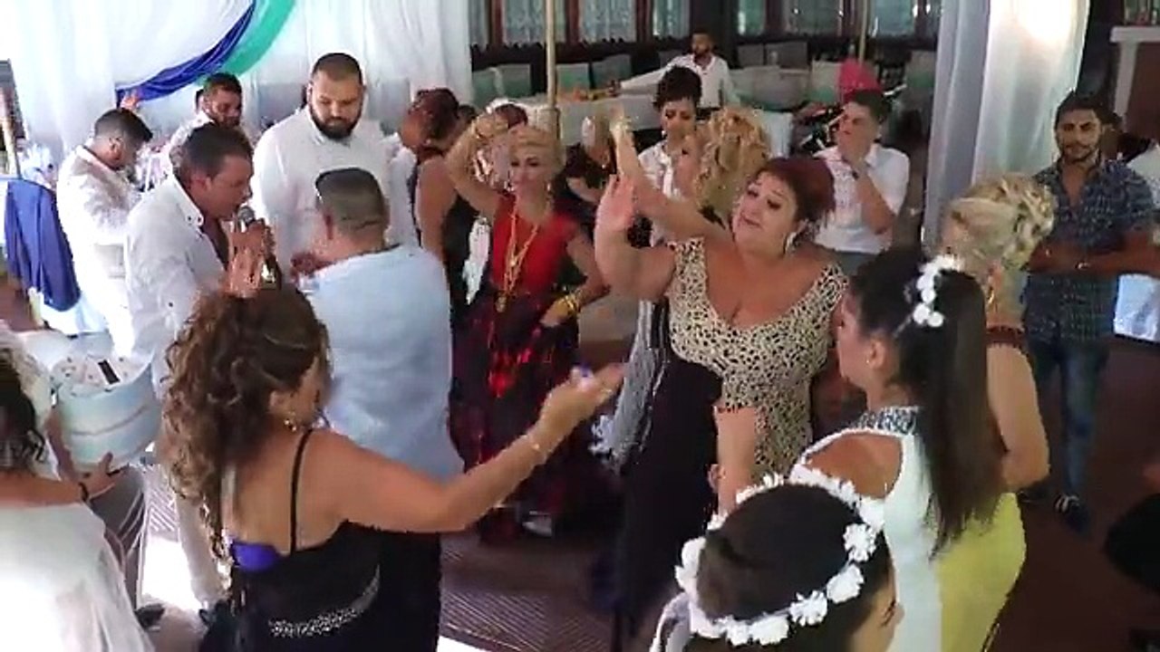 Kilolu Kaynana Derin Dekolte İle Oynuyor