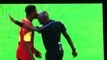 Bizarro! Jogador de Angola leva cabeçada de juiz e cai após beijar testa do árbitro