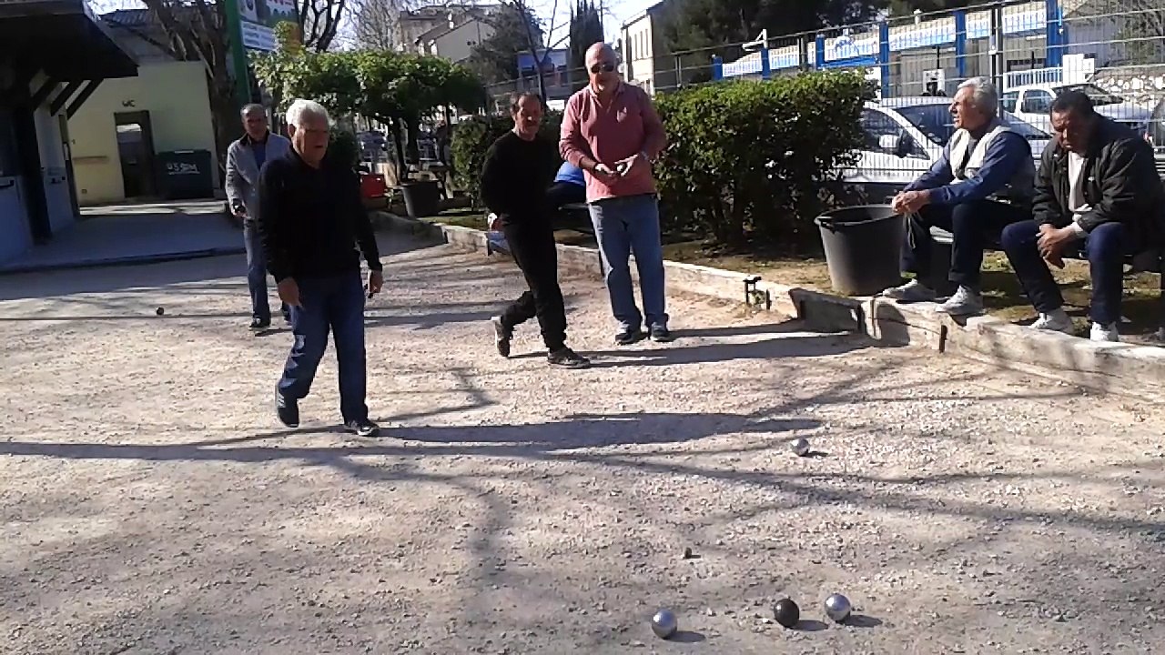 Quand des joueurs de cartes essaient de devenir des joueurs de boules voilà ce que ça donne