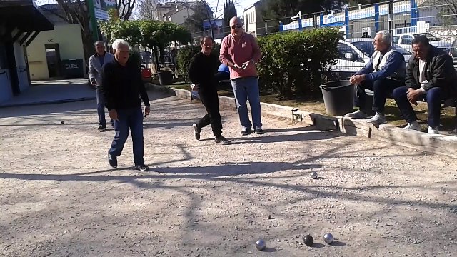 Quand des joueurs de cartes essaient de devenir des joueurs de boules voilà ce que ça donne