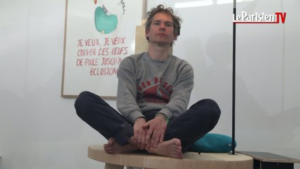 Art : après avoir vécu dans une pierre, il va couver des œufs