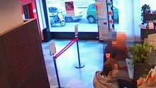 Il video di una rapina con ostaggio a Milano