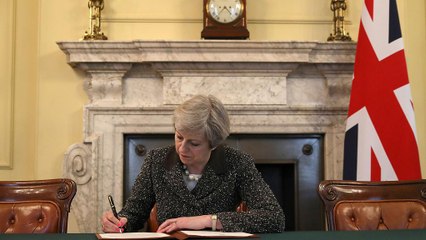 Theresa May signe la lettre qui va déclencher le Brexit, présentée à Bruxelles mercredi