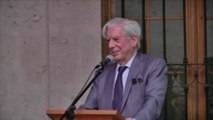 Vargas Llosa celebra su cumpleaños donando más de 7.000 libros a Arequipa
